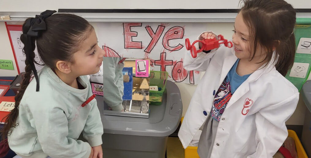 two children play doctor